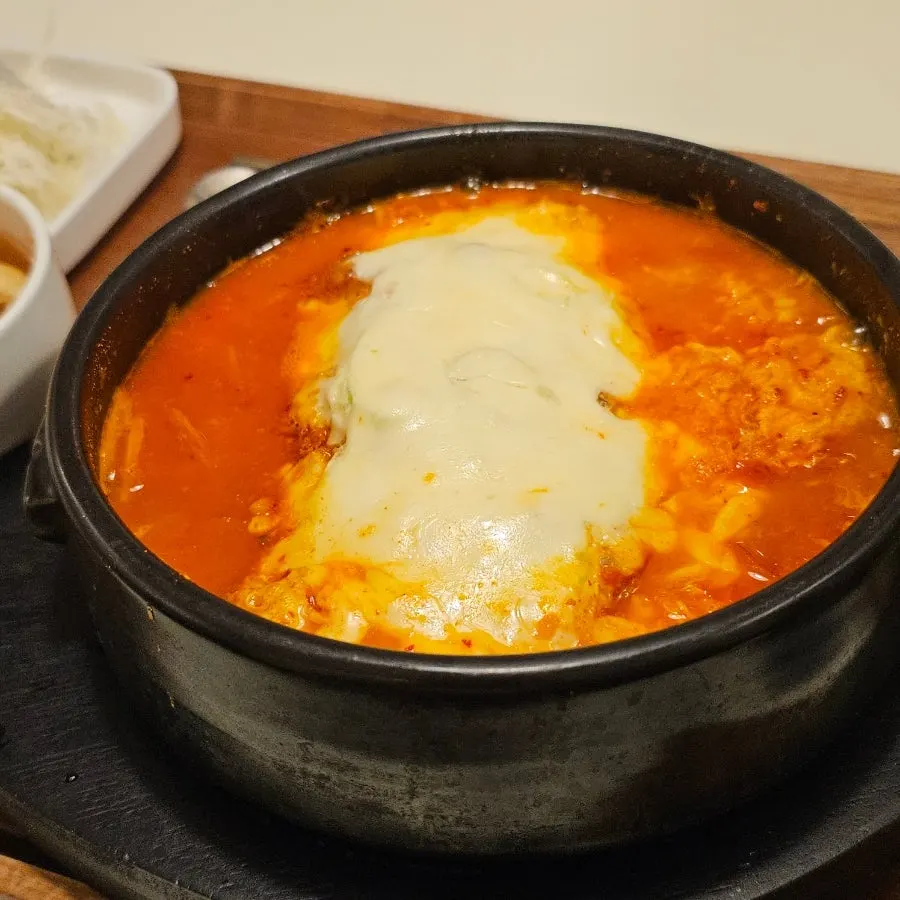 치즈가 듬뿍 올라간 돈카츠 나베