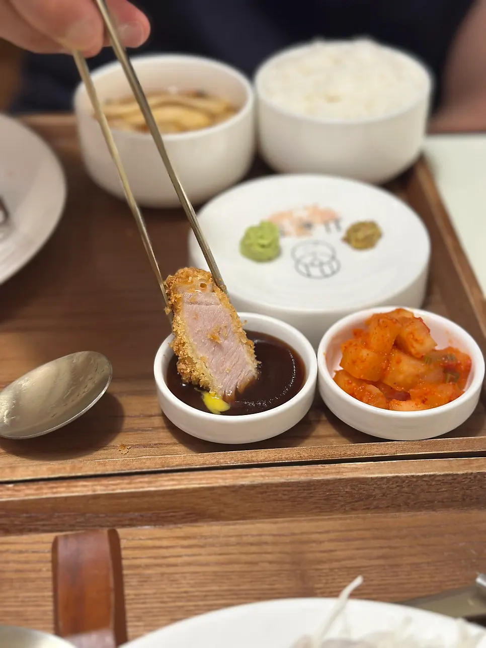 시올돈 등심카츠 한 조각 클로즈업