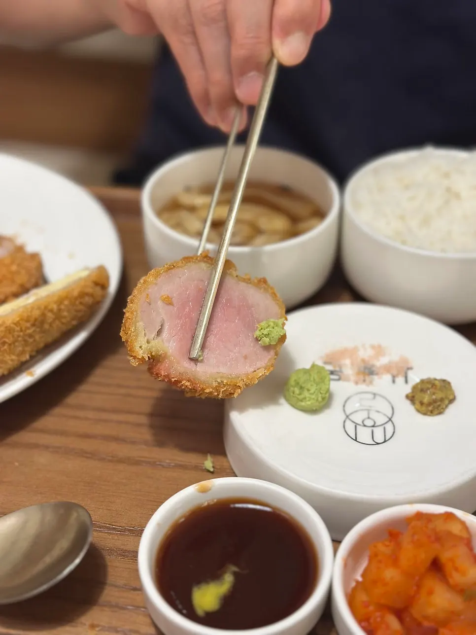 시올돈 안심카츠 한 조각 클로즈업