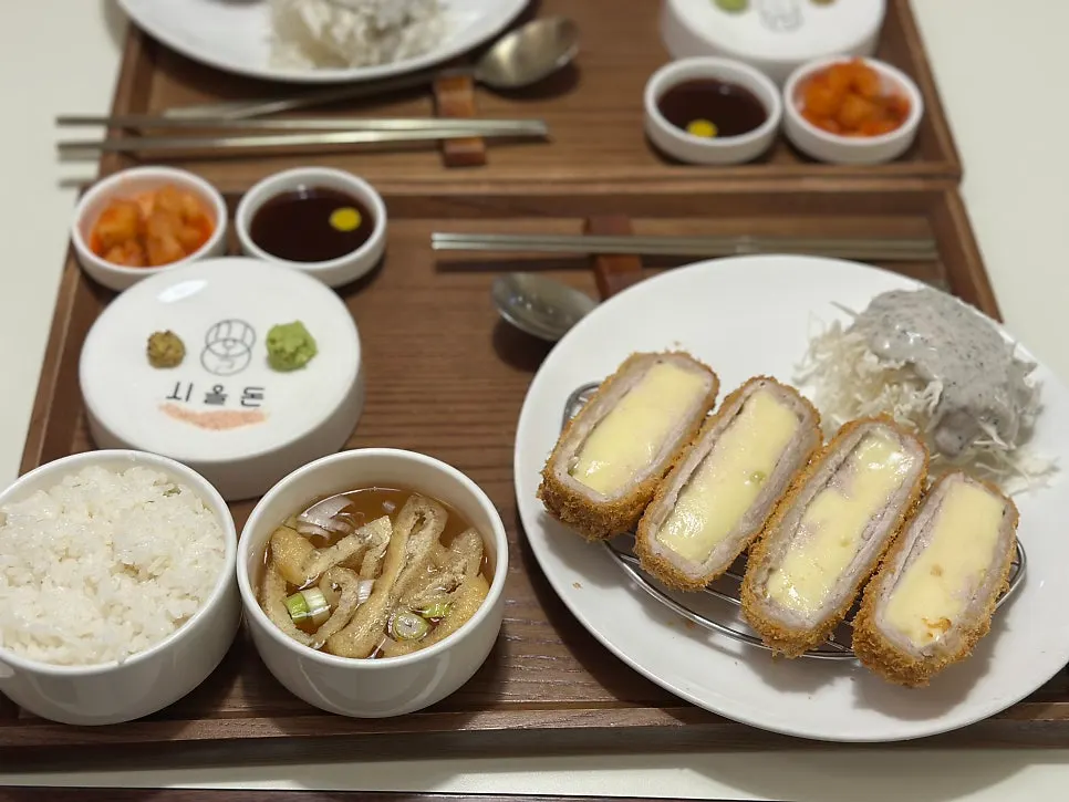 치즈카츠정식에 곁들여진 양배추샐러드