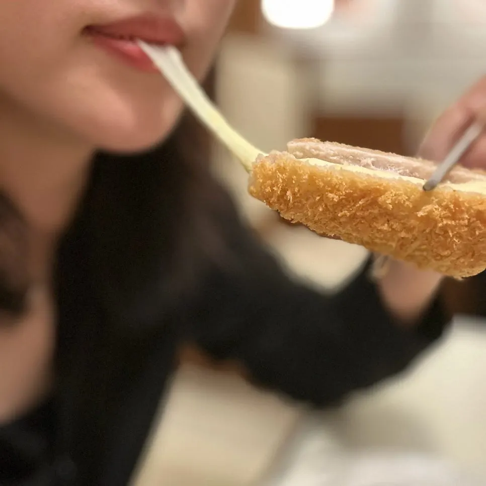 소스에 찍은 치즈카츠 한 조각