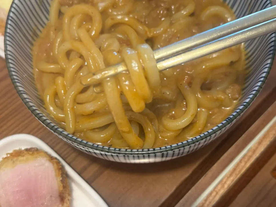 토마토카레우동 면발을 들어올린 모습