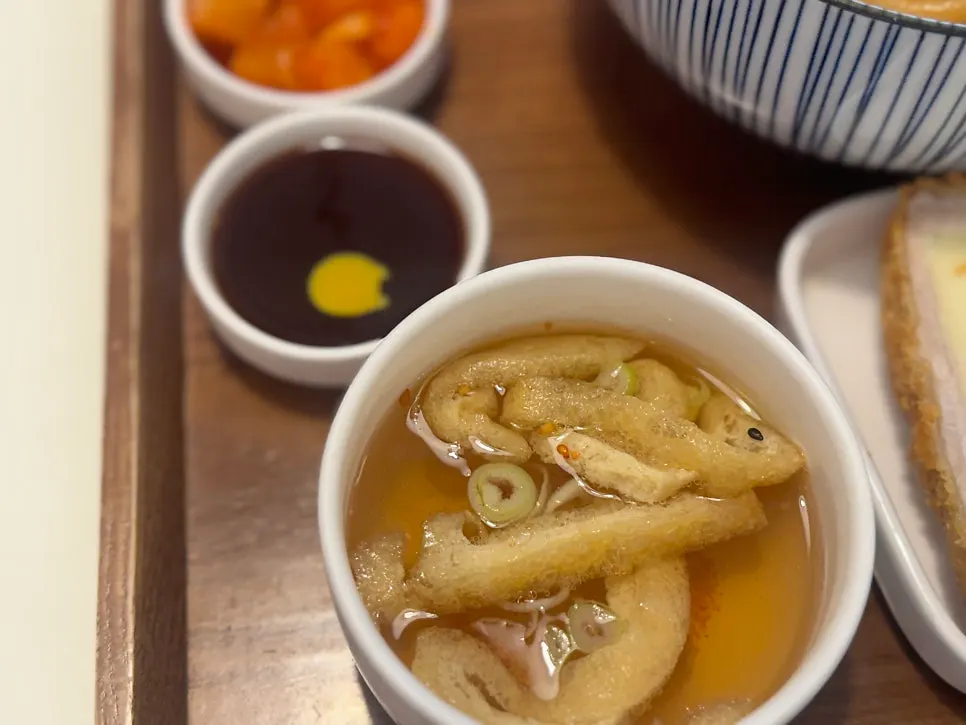 등심카츠정식 구성 접시