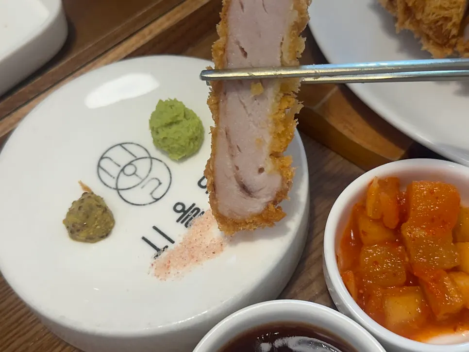 와사비를 올린 돈카츠 한 조각