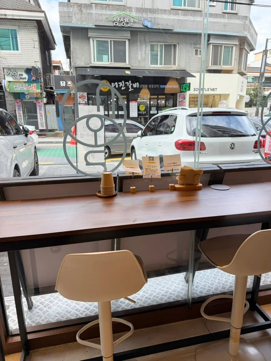 Partitioned table seating at Sioldon Ilwon Branch