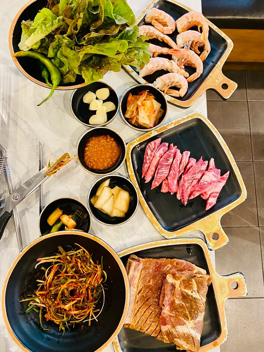 깔끔하게 손질되어 담긴 생고기 플레이팅