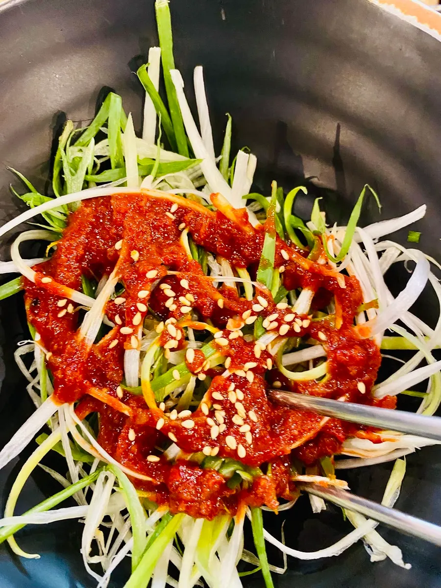 파채와 김치가 놓인 밑반찬 상차림