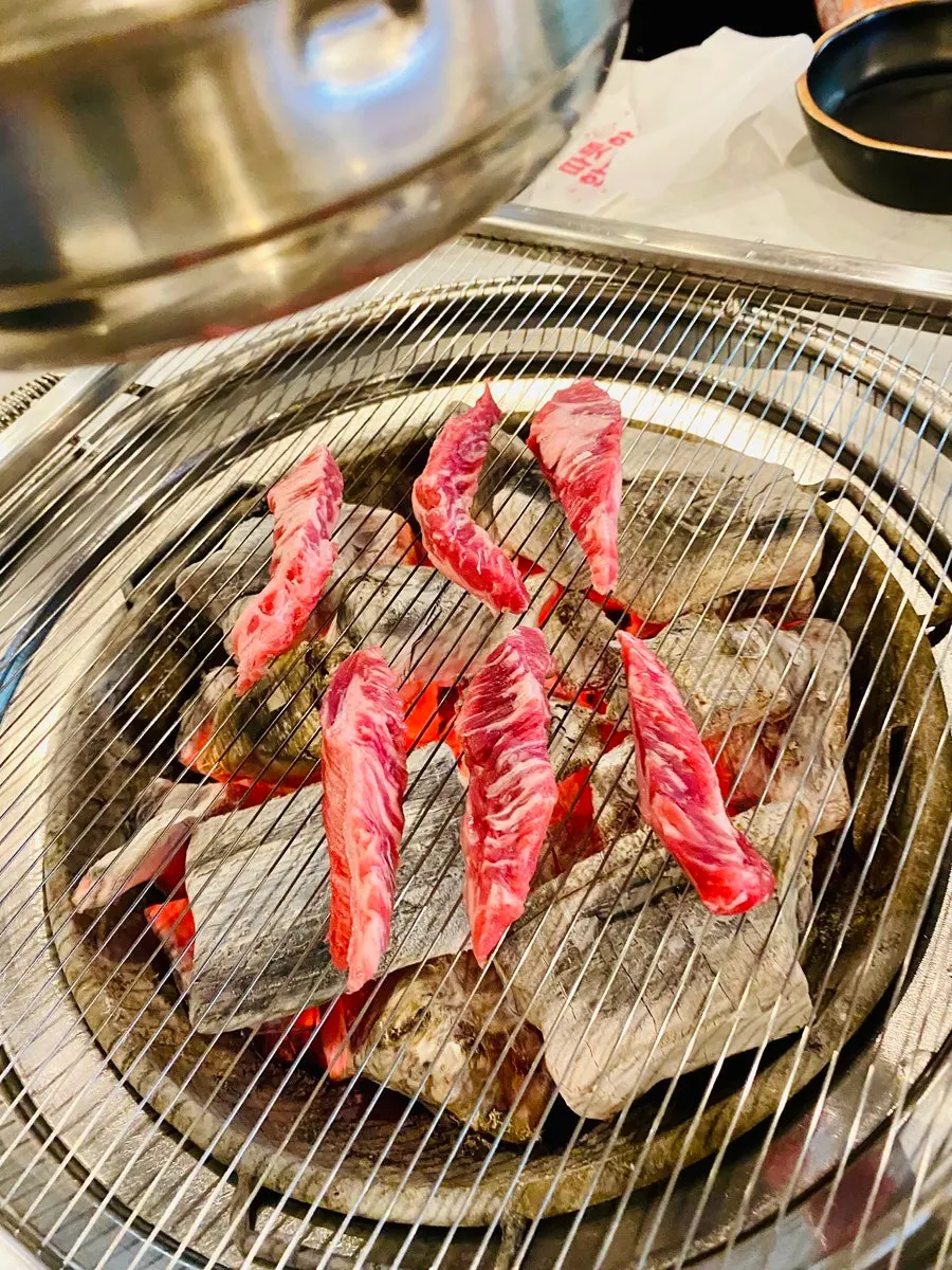 숯불 위에서 익어가는 소갈비살