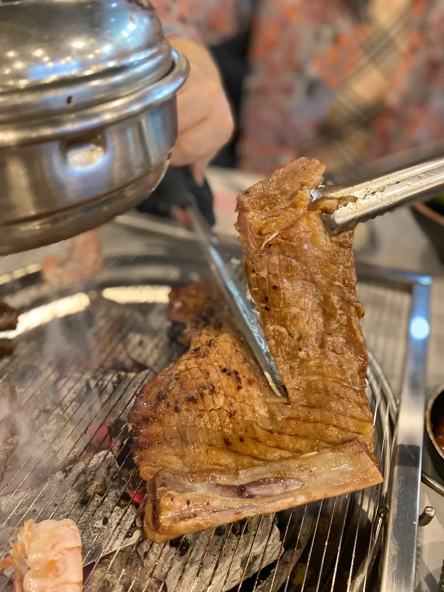 숯불에 구워지는 양념돼지왕갈비