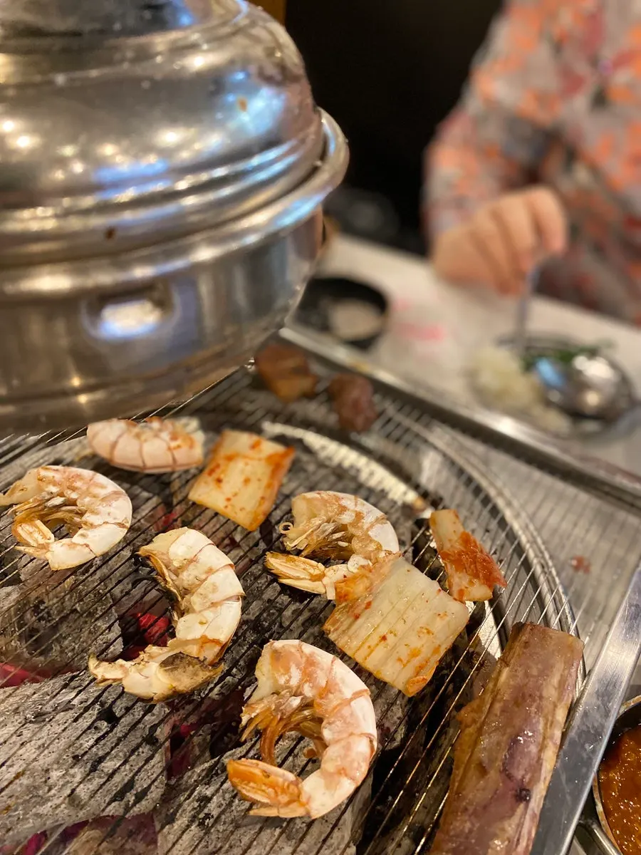 껍질을 벗긴 숯불 구운 새우