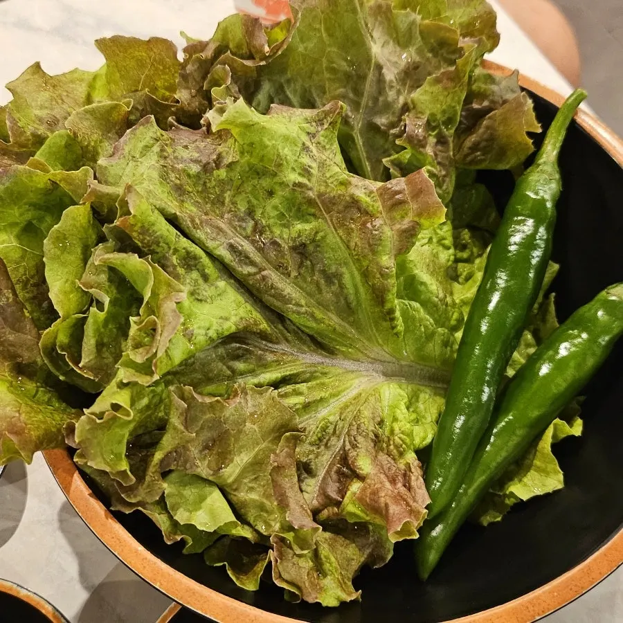 숯불 화로에 올린 생고기모듬 굽는 모습