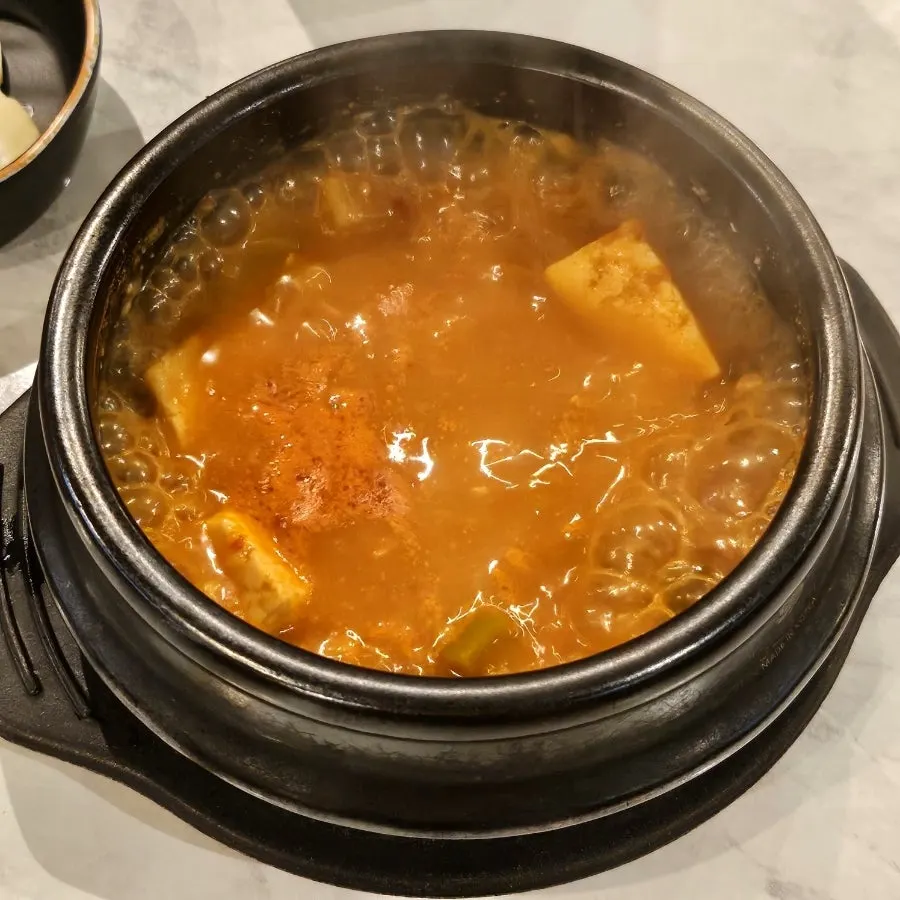 쌈채소 파채 마늘 양파절임 등 기본 밑반찬