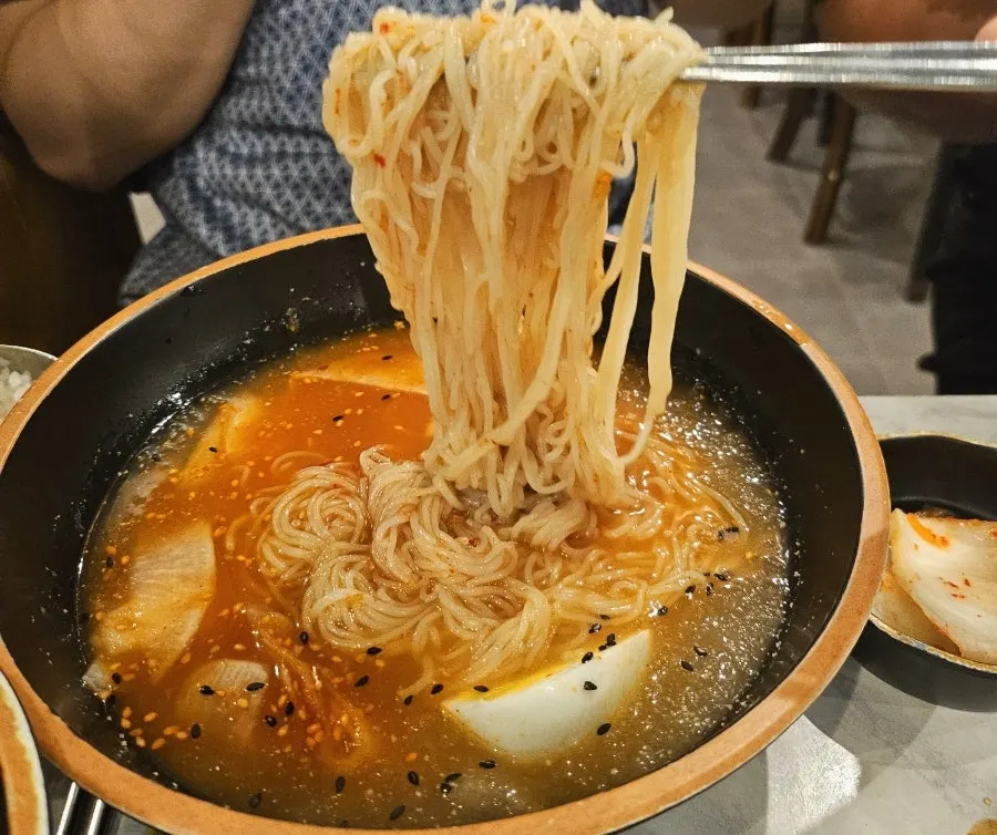 고기와 함께 먹는 부산밀면 한 젓가락