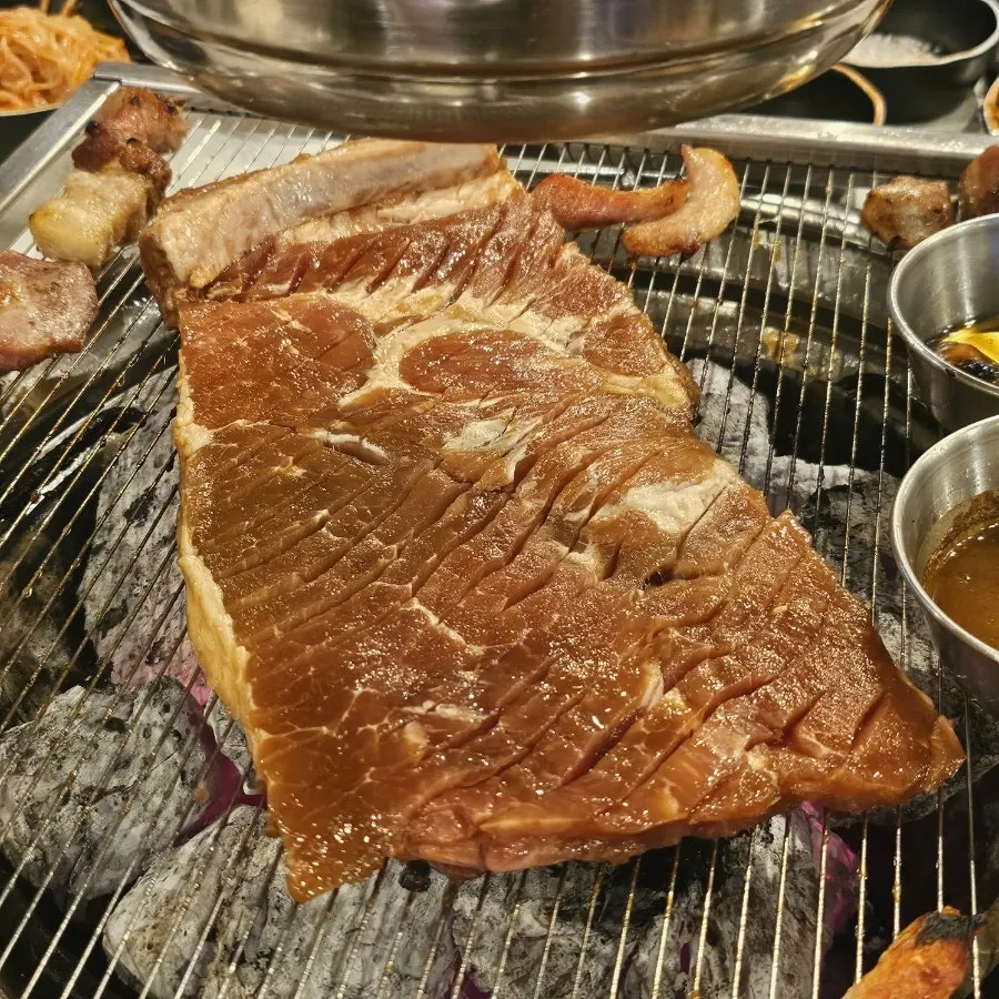 숯불에 올려 굽는 양념갈비
