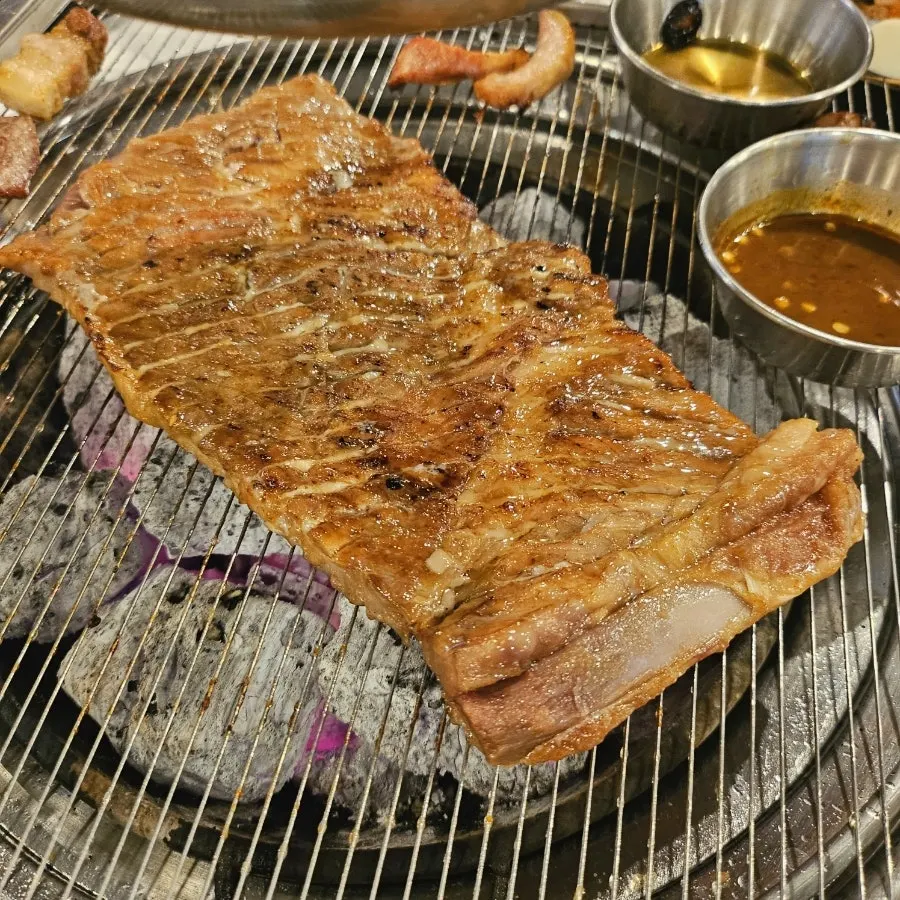 달큰한 양념이 배어 구워지는 갈비
