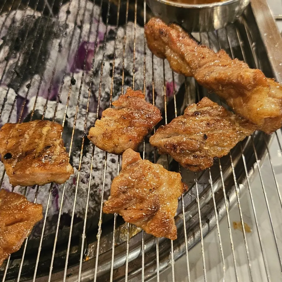 갈비대에 붙은 고기까지 바싹 구운 모습