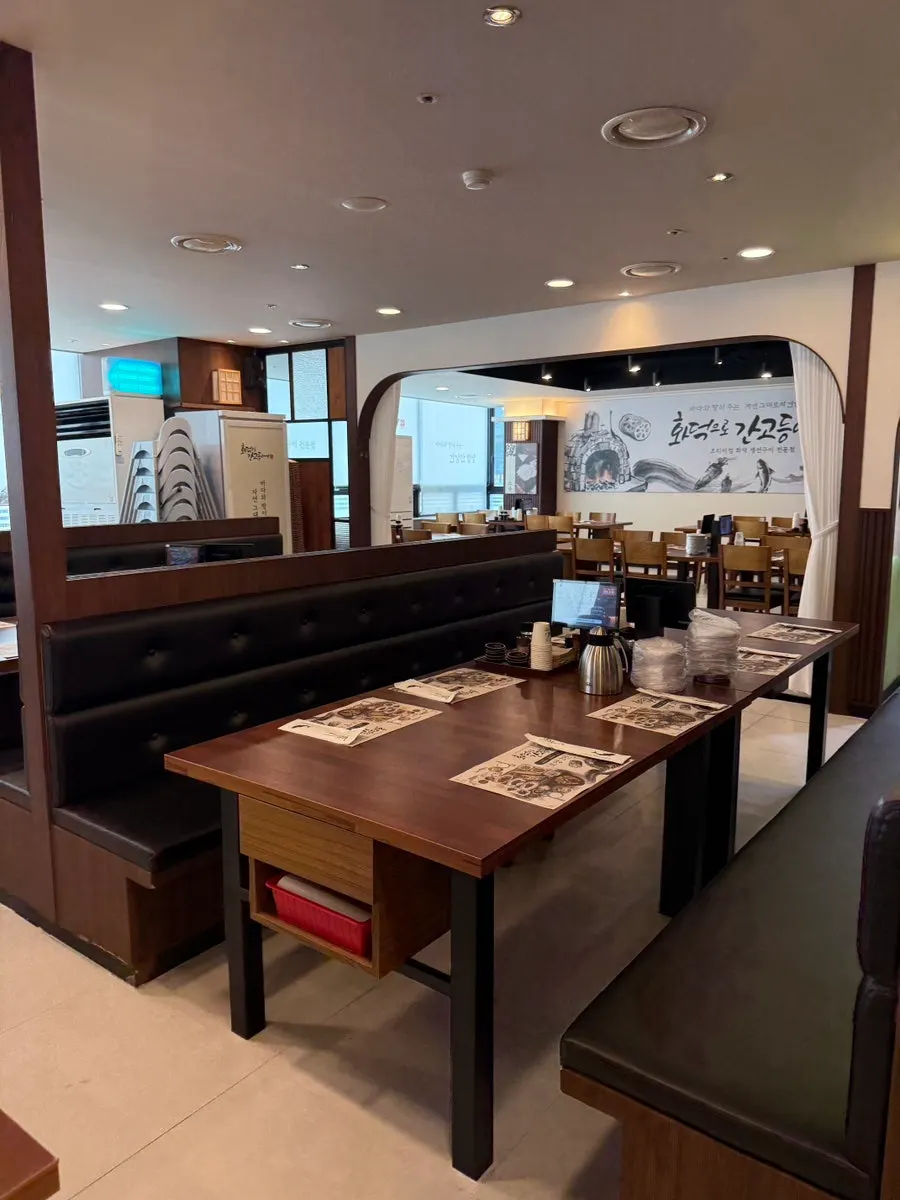 Seating inside Hwadegeuro Gan Godeungeo Siksa Branch