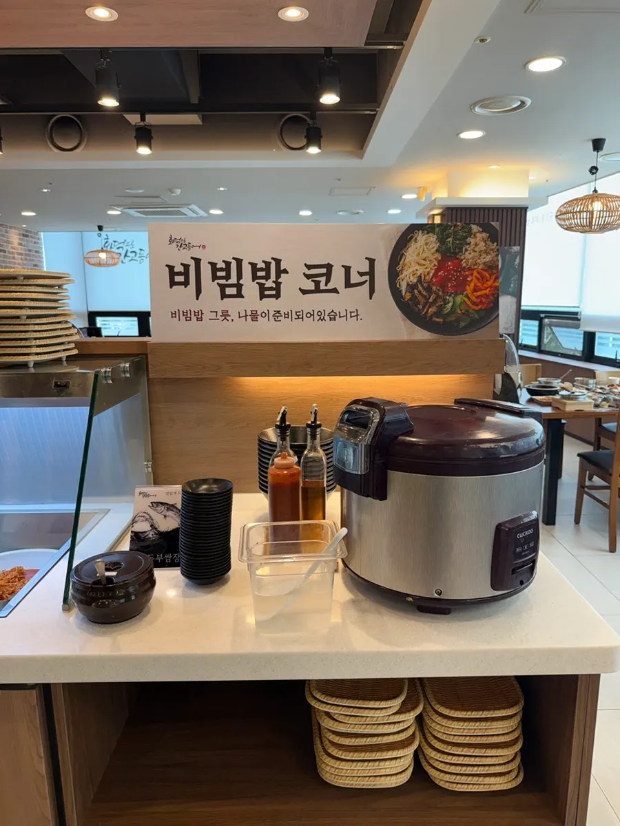 Spacious, clean dining hall at Hwadegeuro Gan Godeungeo Siksa Branch