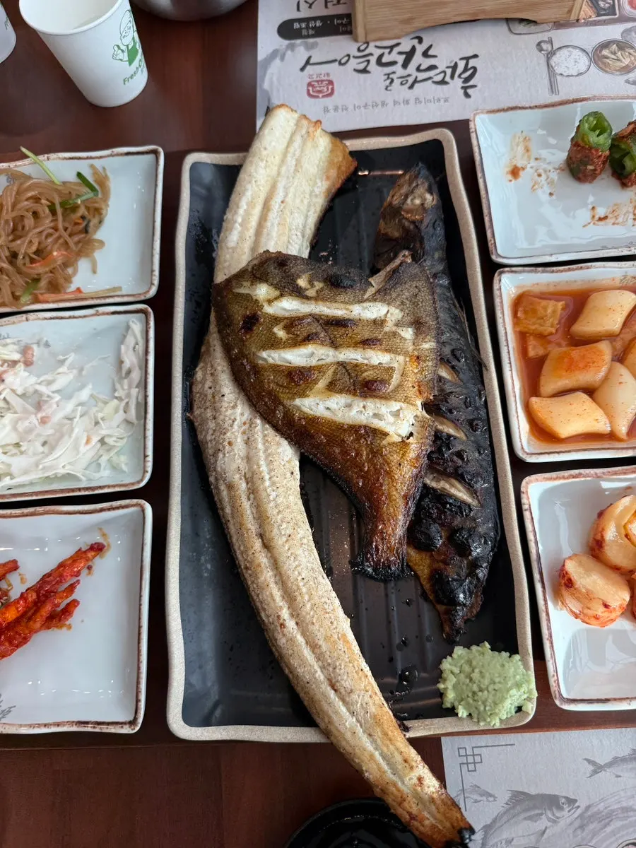 Flaked grilled mackerel served over rice