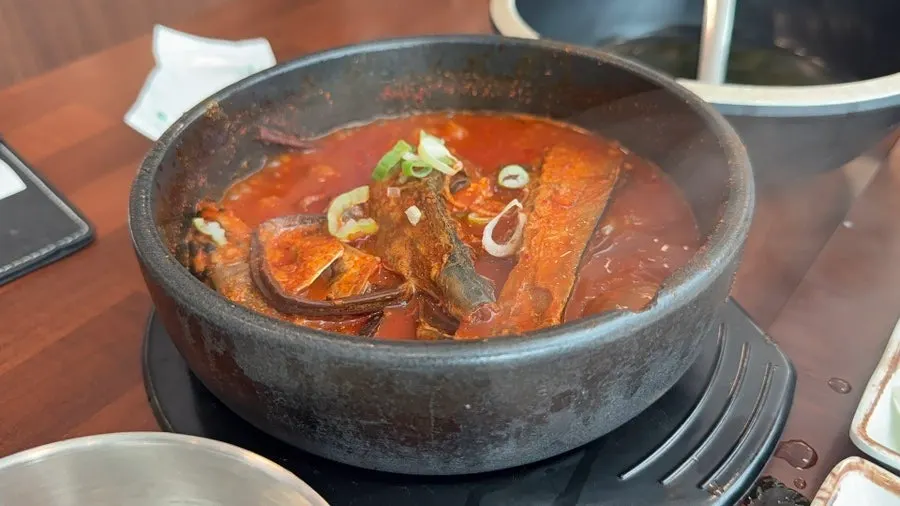Braised mackerel and radish in a stone pot