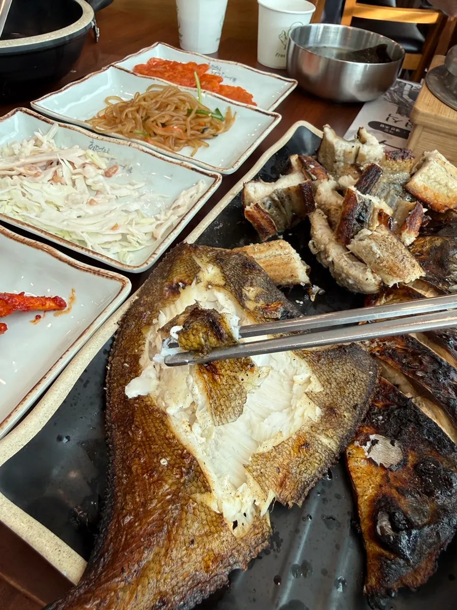 Crispy rice at the bottom of the pot with grilled mackerel