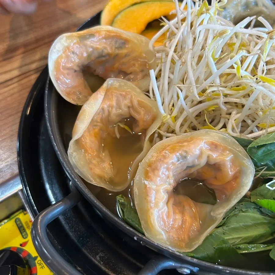만두전골 구성과 칼국수 면