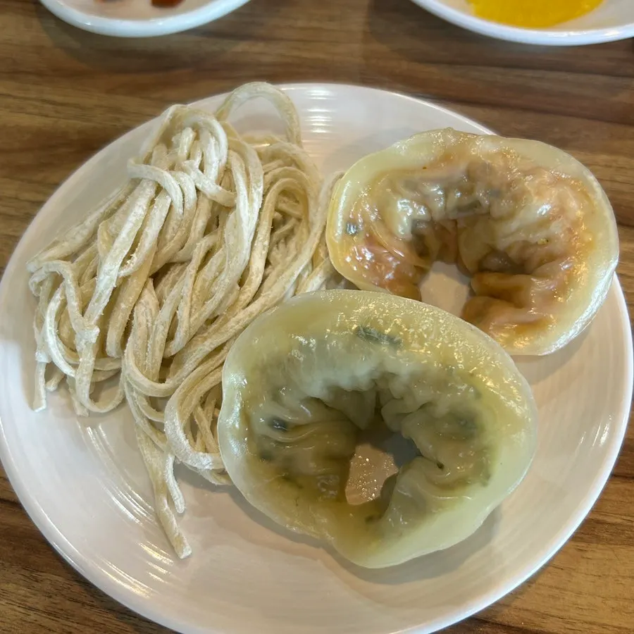 고기와 김치 찐만두 구성