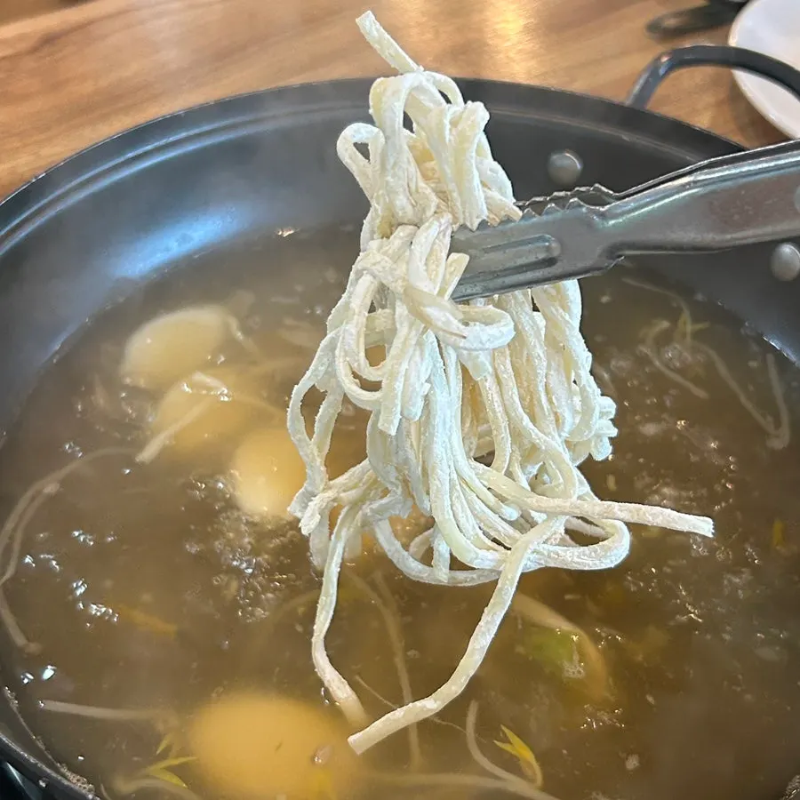 육수를 더해 끓인 칼국수