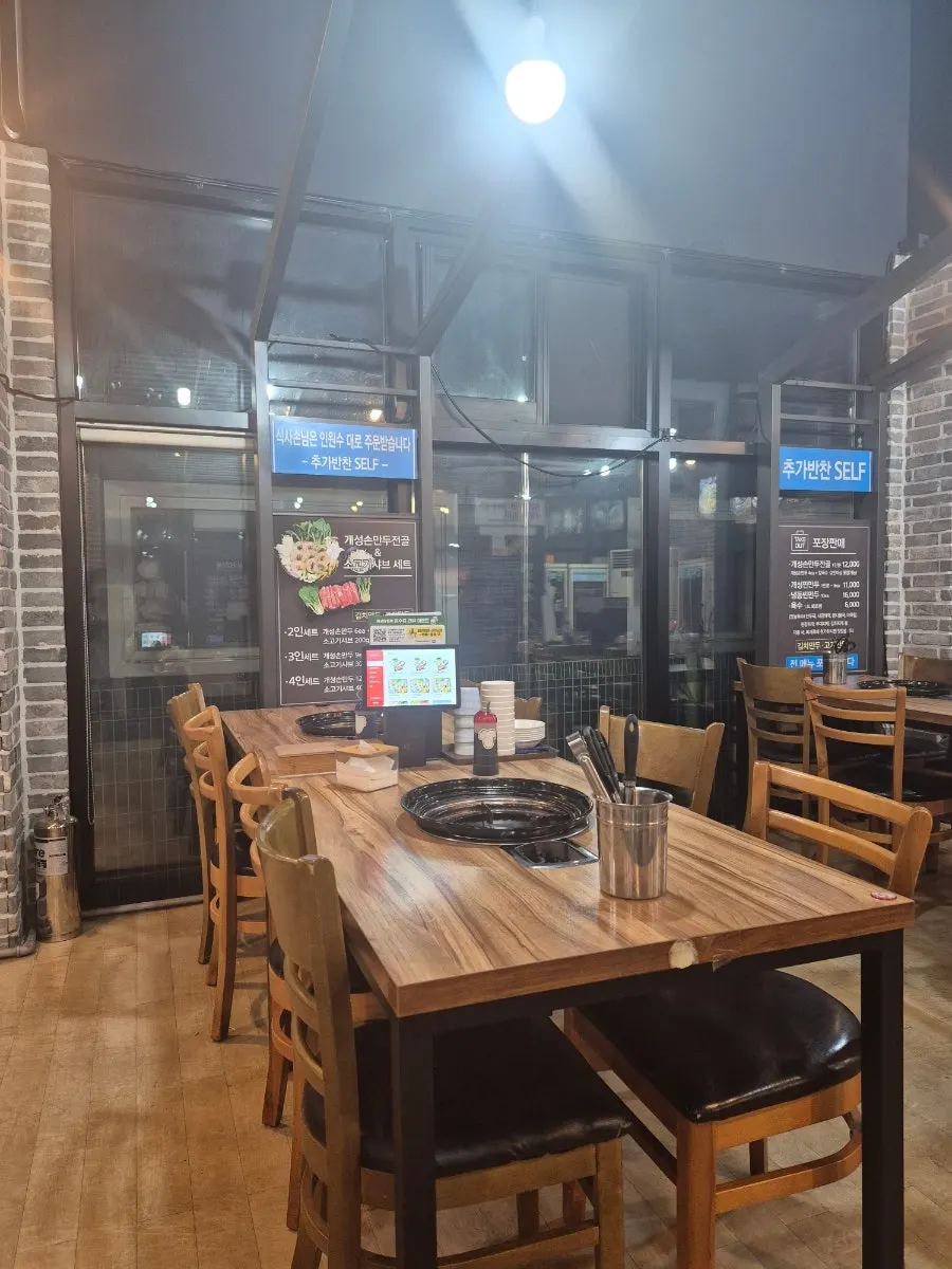 깔끔한 한식당 내부 좌석