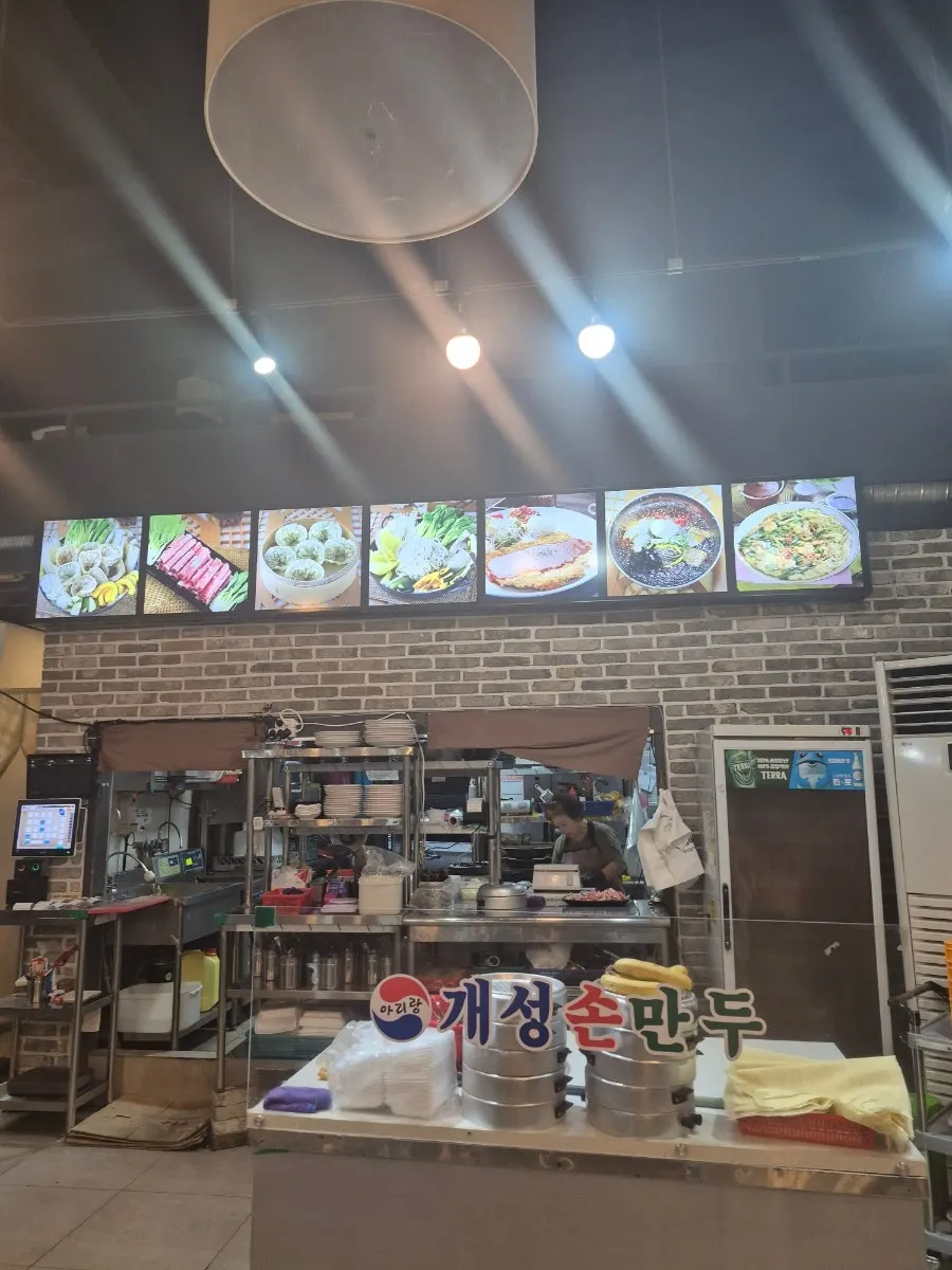 여유 있게 놓인 매장 테이블