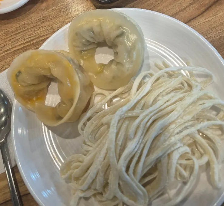 끓기 시작한 만두전골 국물