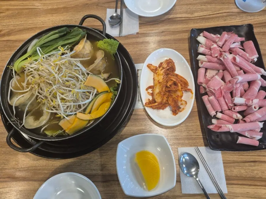 숨이 죽은 숙주와 청경채가 익은 전골