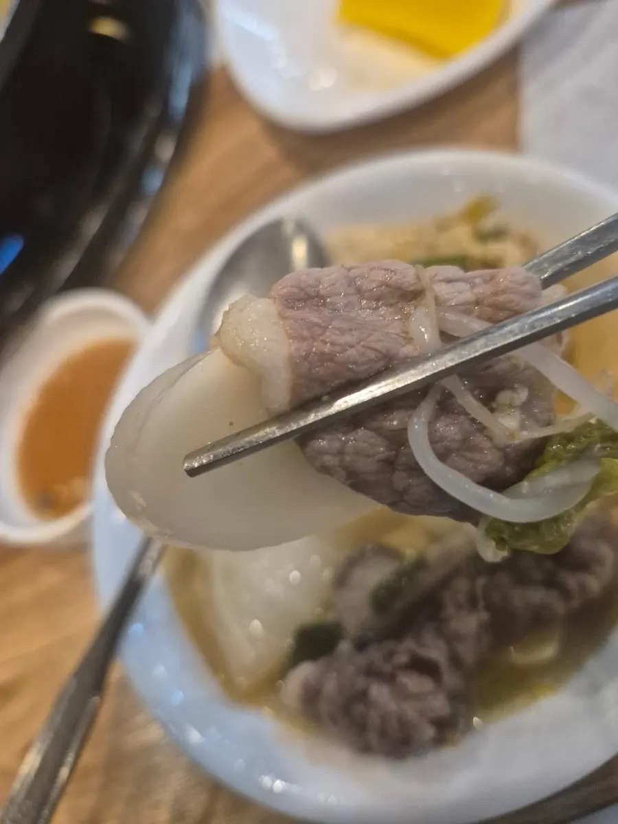 함께 제공되는 찐만두와 칼국수 면