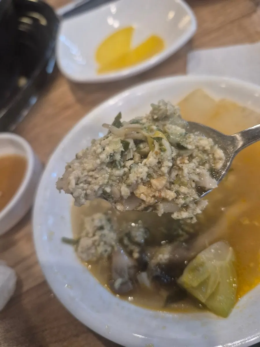 반으로 가른 큼직한 고기 손만두