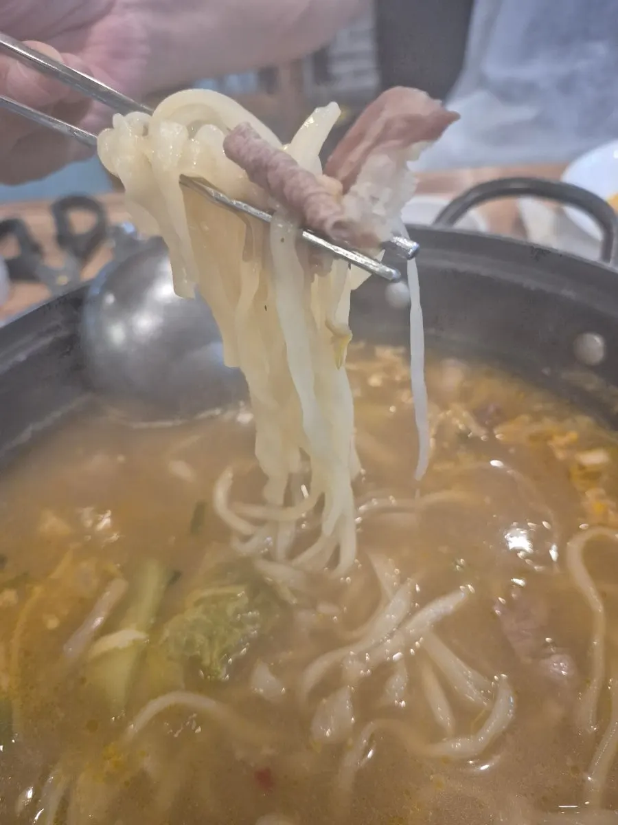 전골 육수에 끓인 칼국수 면