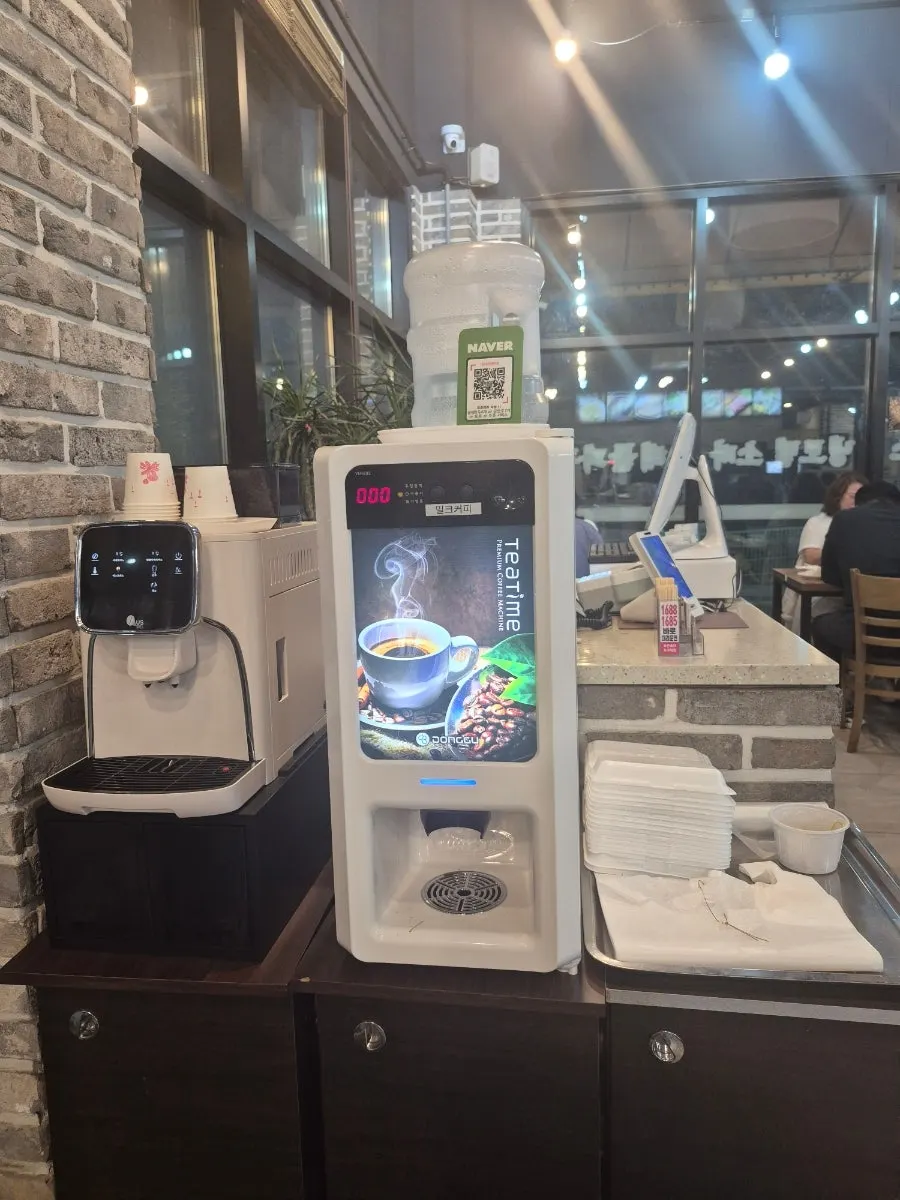 매장 한쪽 커피머신과 커피 한 잔