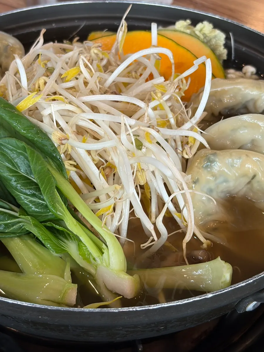 칼국수가 포함된 만두전골 세트
