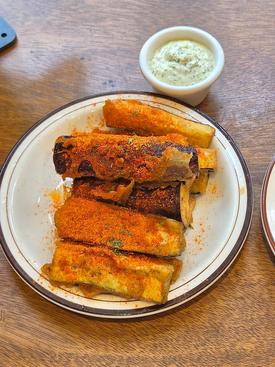 Fried eggplant with green mayo sauce