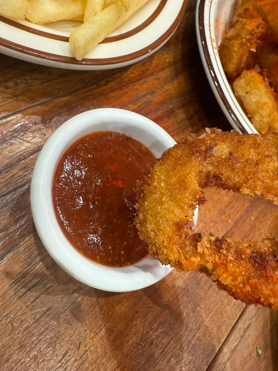 Spicy sauce and fried onion rings