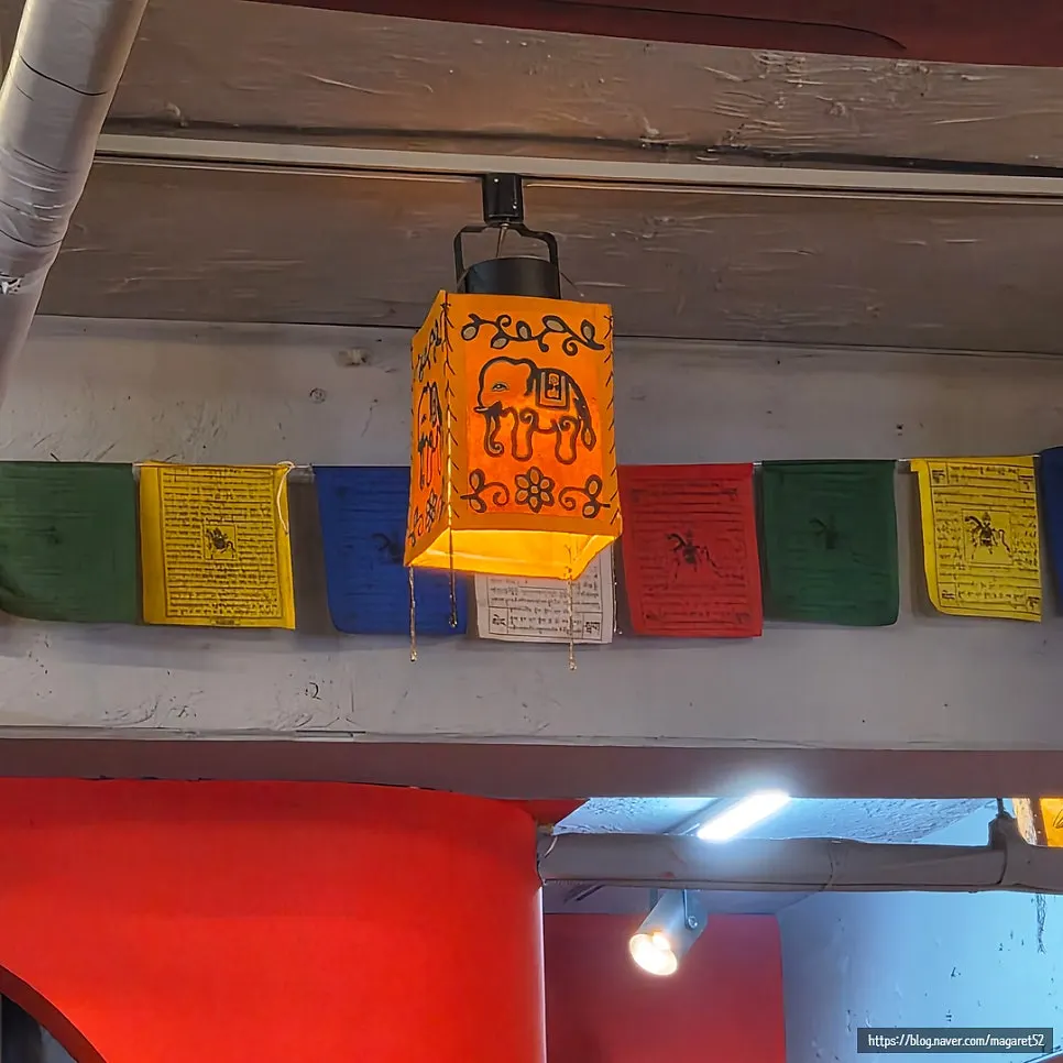 벽에 걸린 알록달록한 인도풍 장식