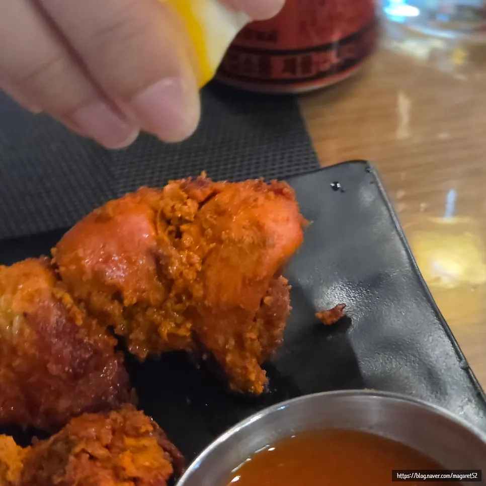 치킨 티카를 커리에 찍어 먹는 모습