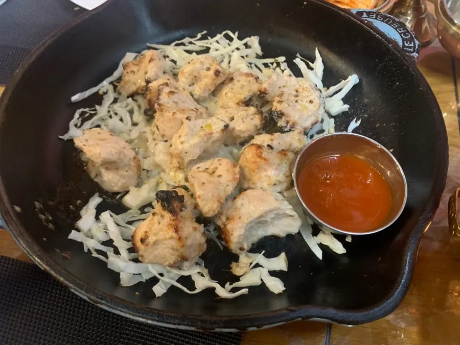 예쁜 그릇에 담긴 기본찬