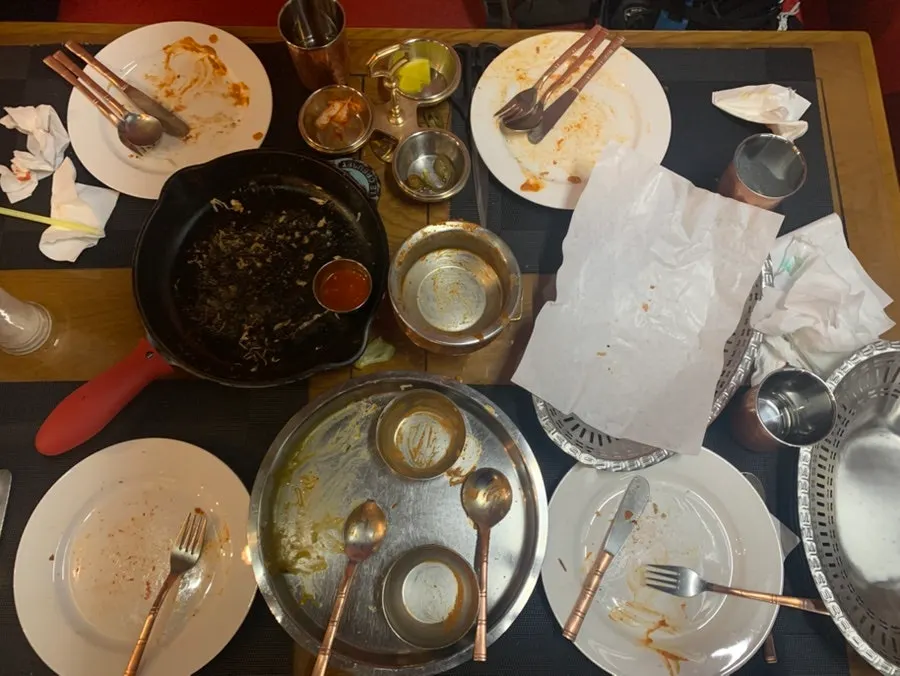 르크루제 그릇에 담긴 닭고기