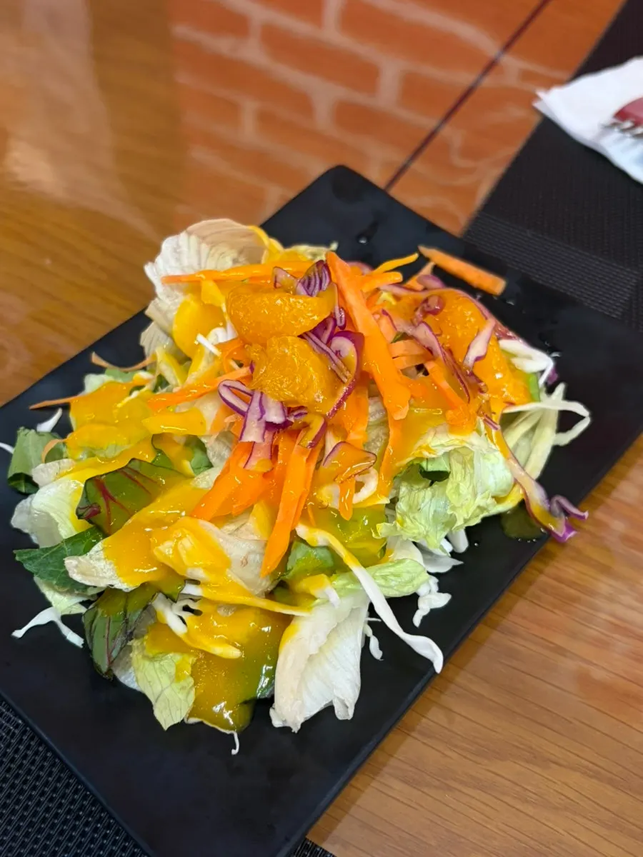 Green salad and boneless tandoori chicken