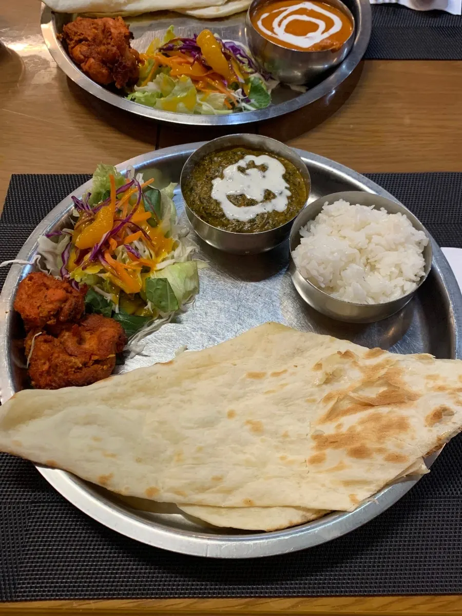 커리와 난, 밥, 치킨티카, 샐러드 구성