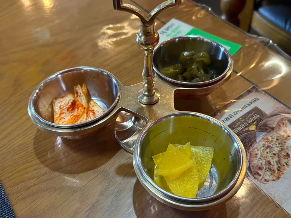 세팅된 테이블과 이국적인 식기