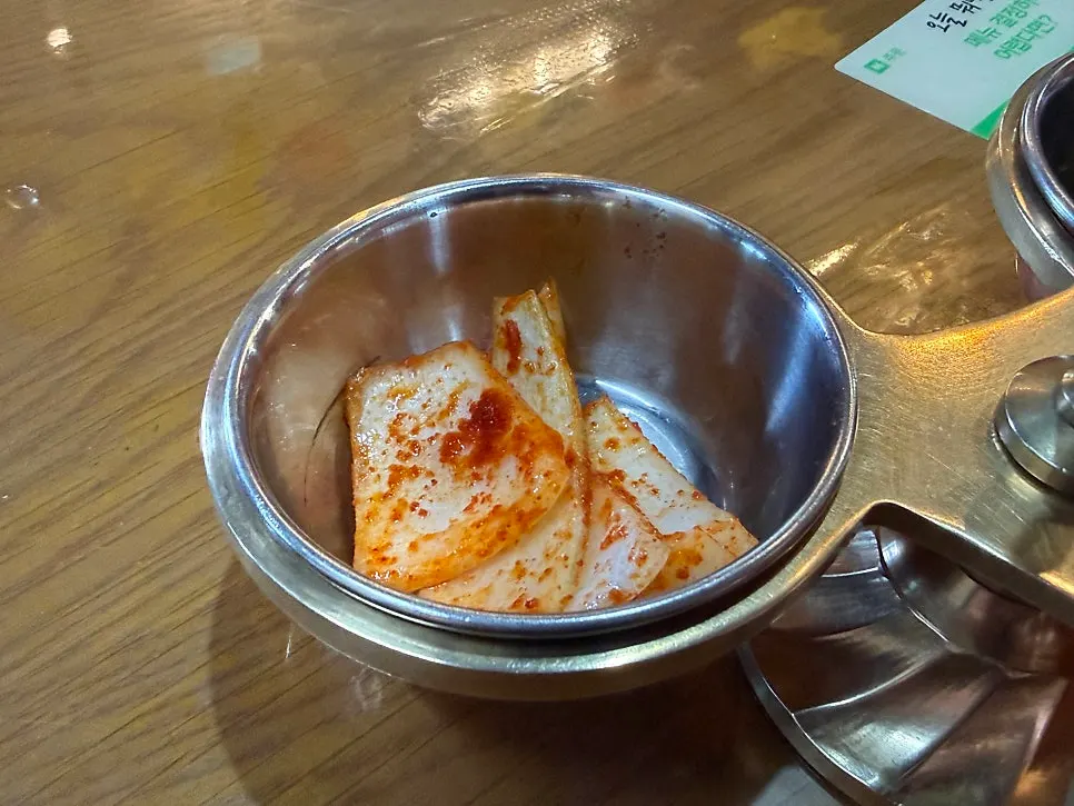 기본 반찬이 담긴 커리 식당 반찬 식기