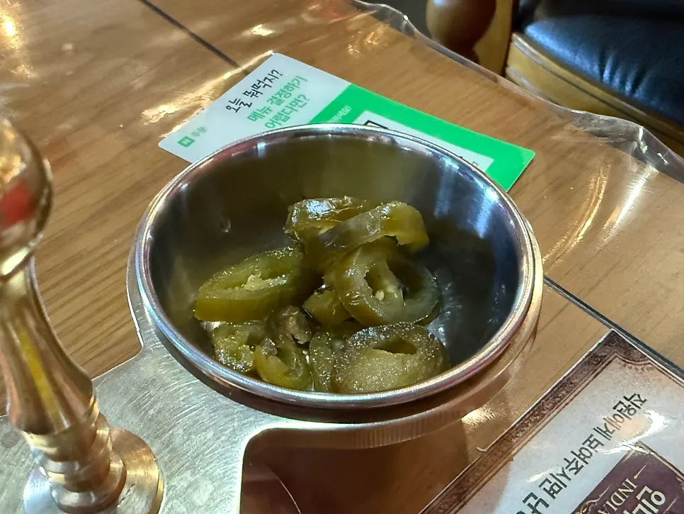 양파김치처럼 보이는 기본 반찬