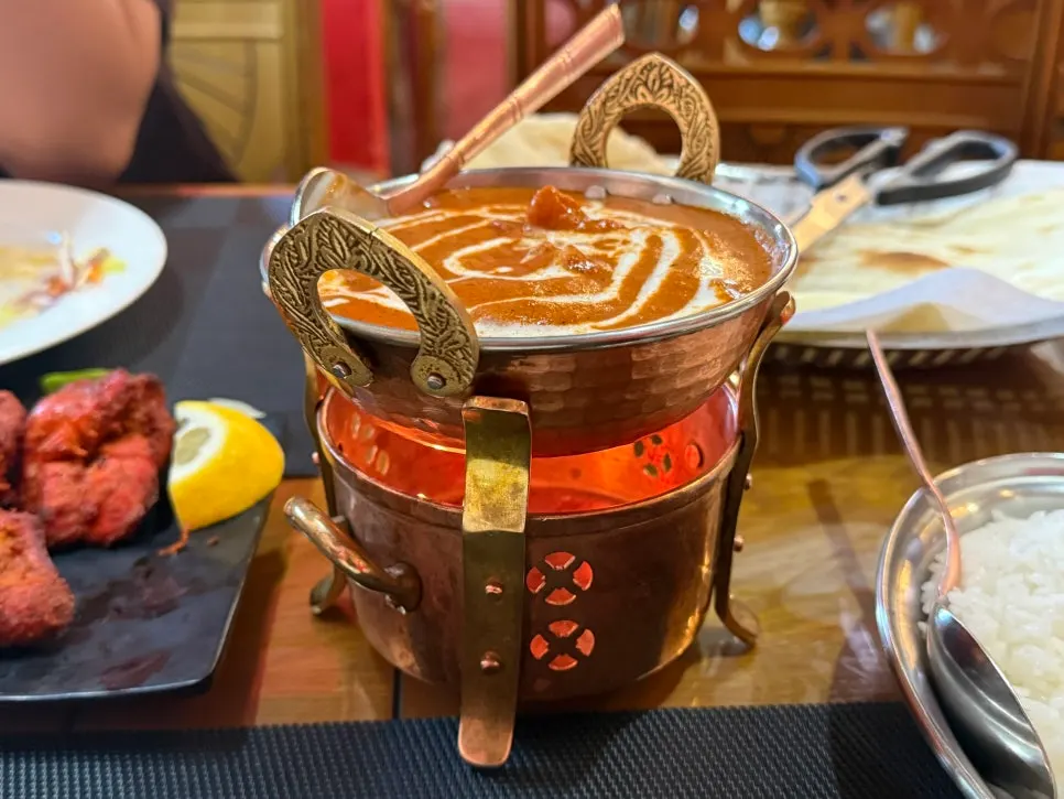 닭고기가 큼직하게 들어간 치킨커리