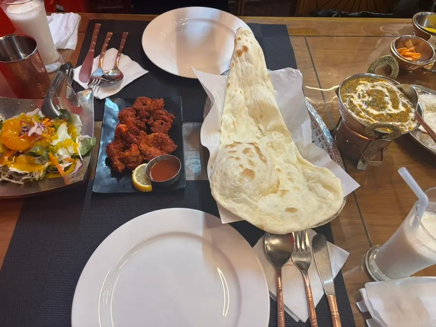 Plate of spicy grilled boneless tandoori chicken